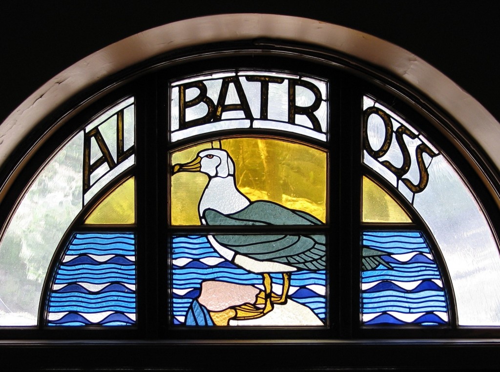 Kuva 3: Lasimaalaus Asunto Oy Albatrossin ikkunassa. Kuva: Rauno Lahtinen