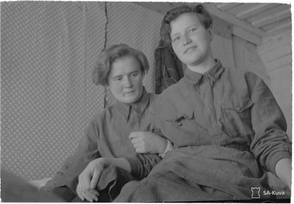 Kuva 8 (SA-kuva 64759). TK-kuvaaja Aavikon Aunuksessa 20.11.1941 ottama kuva kahdesta naisvangista. Alkuperäinen kuvateksti ”Naisvankeja Aunuksen Vankileiristä: vas. ukrainalainen, oikealla tekniikan ylioppilas.”