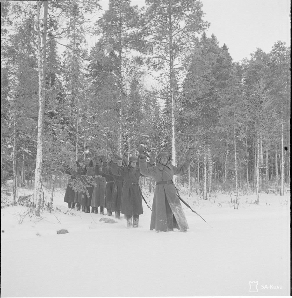 Kuva 4: Anonyymin kuvaajan ottama kuva Karvian sotavankileirillä lavastetusta antautumistilanteesta. SA-kuva 2678.