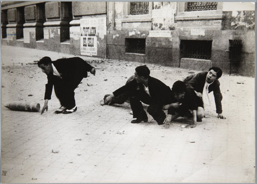 Siviilejä juoksemassa lähimpään pommisuojaan. Valokuva vuodelta 1936. Lähde: Wikimedia Commons