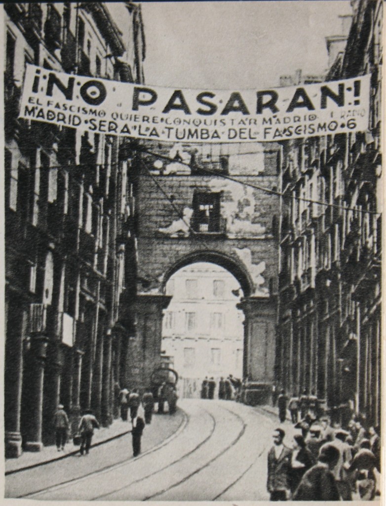 ¡No pasarán! ("He eivät pääse läpi!") -banderolli näkyvällä paikalla Madridissa. Lauseen teki tunnetuksi tasavaltalaisten johtoon kuulunut Dolores Ibárruri heinäkuussa 1936 pitämällään radiopuheella, minkä jälkeen se omaksuttiin tunnuslauseeksi. Valokuvan otti neuvostoliittolainen lehtimies ja kirjailija Mihail Koltsov vuonna 1936. Lähde: Wikimedia Commons