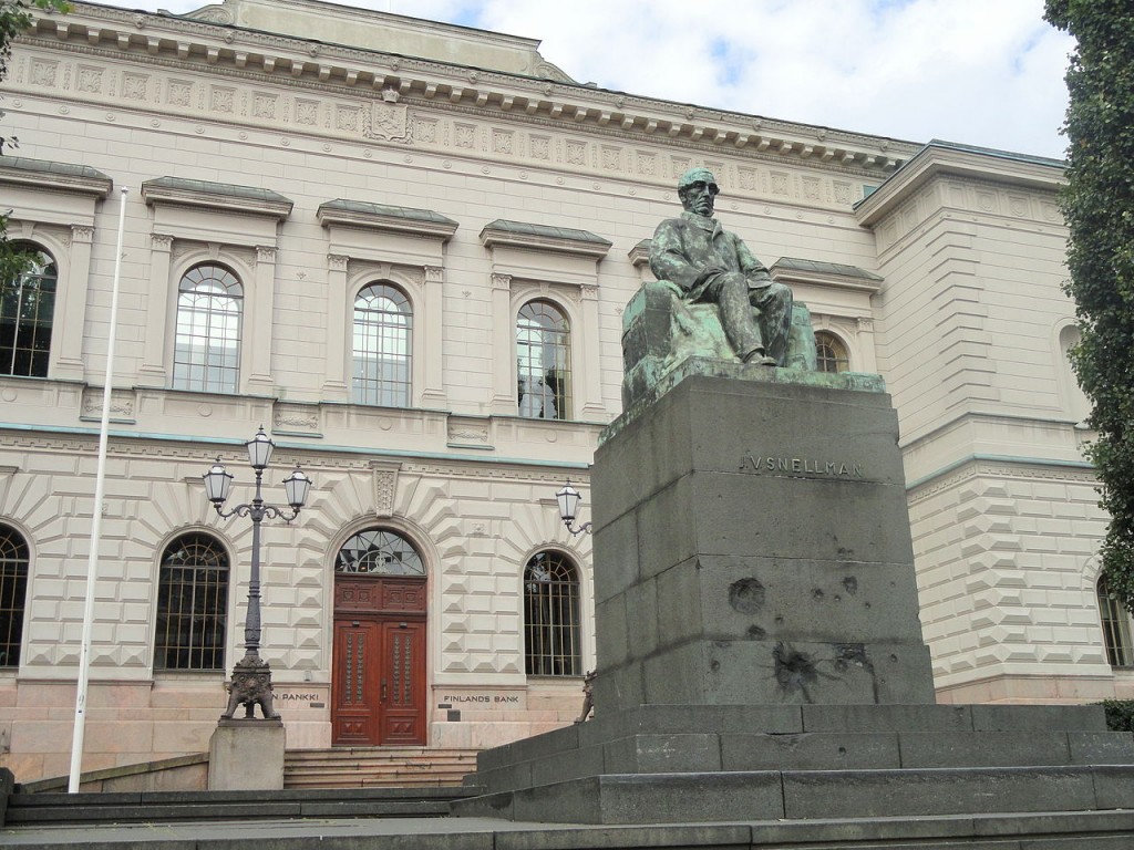 Suomen Pankin julkisivu ja Snellmanin patsas. Lähde: Wikimedia Commons