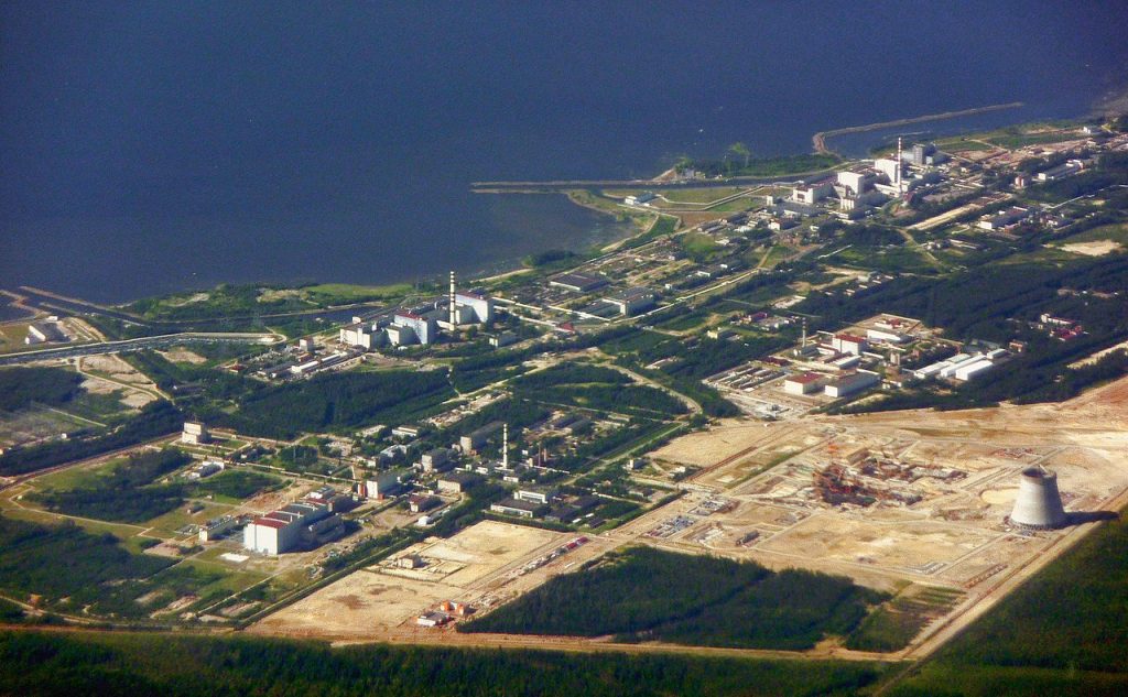 Ilmakuva Sosnovyi Borin voimala-alueesta heinäkuulta 2010. Kuvassa näkyy myös Leningrad II -voimalan rakennustyömaa. Lähde: Wikimedia Commons