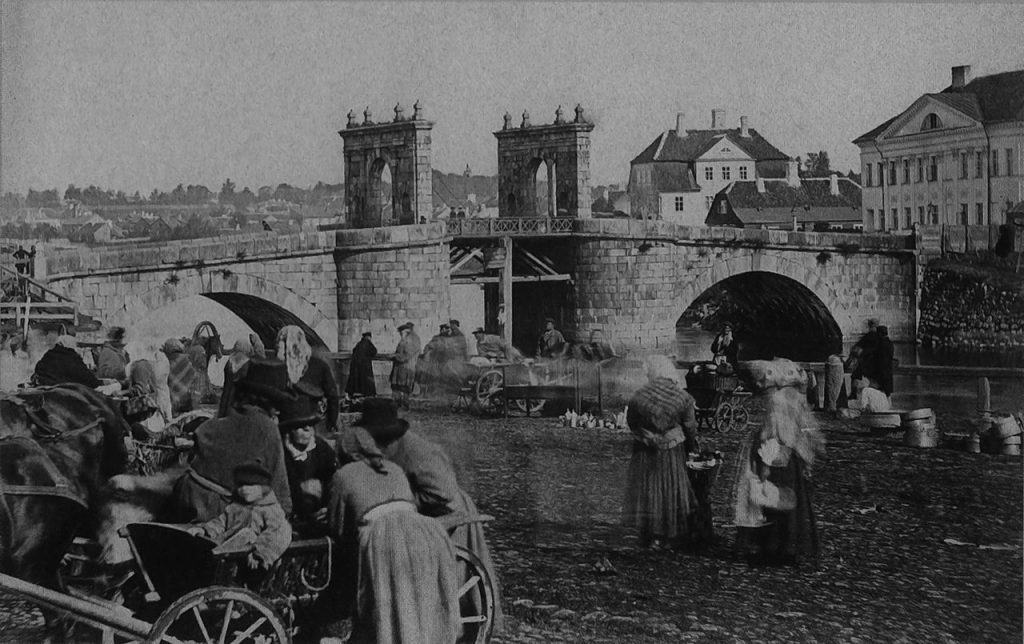 Puna-armeijan tuhoama Tarton Kivisilta noin vuonna 1880. Valokuvan ottanut C. Schultz. Lähde: Wikimedia Commons