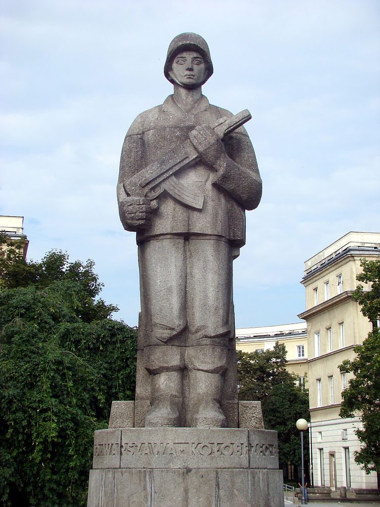 Neuvostohallinnon myönnytys? Varsovassa oleva monumentti Puolan kansanarmeijan sotilaille. Lähde: Wikimedia Commons