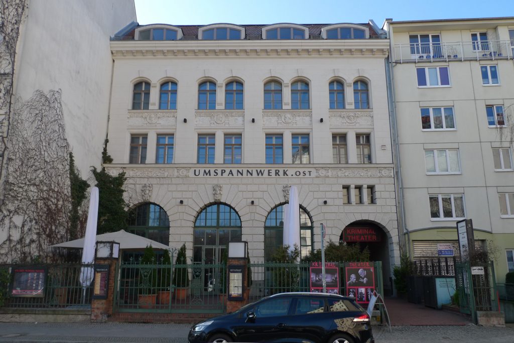 Umspannwerk Ost on Berliinin vanhin muuntaja-asema, jonka tiloissa toimii nykyään muun muassa ravintola, kongressikeskus ja rikosnäytelmiin erikoistunut teatteri. Muuntaja-asemana vuonna 1900 rakennettu talo toimi vuoteen 1945 asti. Kuva: Olli Kleemola