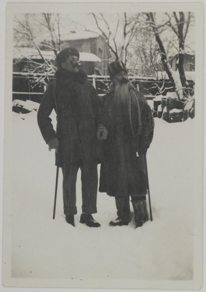 Sigurd Wettenhovi-Aspa (oikealla) kuvattuna Akseli Gallen-Kallelan kanssa vuonna 1922. Kuvan lähde: Gallen-Kallelan museo/Flickr commons.