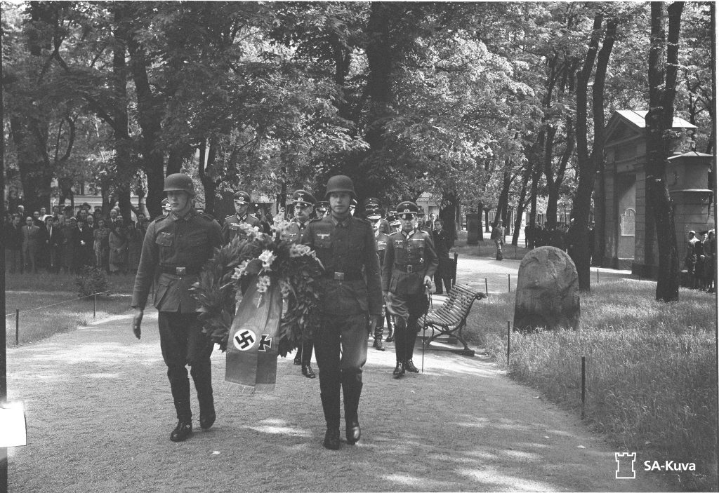 Saksan lähettiläs Wipert von Blücher ja Saksan jalkapallomaajoukkue johdolla laskevat seppeleen keväällä 1918 Helsingin valtauksessa kaatuneiden saksalaisten haudalle Vanhan kirkon puistossa 4.10.1941. 
