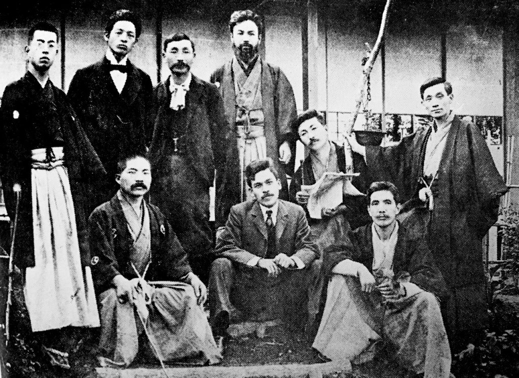Meiji Jogakkō’s male staff of 1897-1904. Front row from left: Okonogi Chūshichirō (小此木忠七郎), Sakurai Ōson (桜井鴎村), Fukusaku Kitarō (福迫亀太郎); back row from left: Kawai Unkichi (川井運吉), Aoyanagi Yūbi (青柳有美), Iwamoto Yoshiharu (巌本善治), 湯谷磋一郎 (Nunokawa Saichirō), Nunokawa Magoitsu (布川孫市), Iwamoto Sōji (巌本捷治, Iwamoto Yoshiharu’s son).