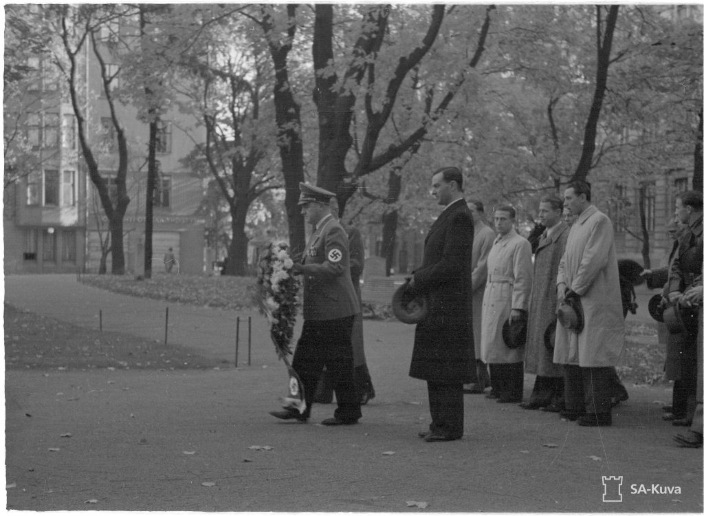 Saksan lähettiläs Wipert von Blücher ja Saksan jalkapallomaajoukkue johdolla laskevat seppeleen keväällä 1918 Helsingin valtauksessa kaatuneiden saksalaisten haudalle Vanhan kirkon puistossa 4.10.1941. 