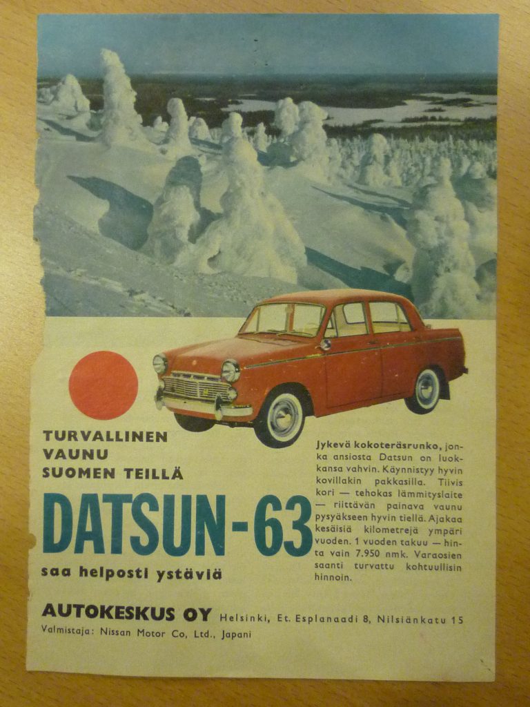 Autokeskus Oy aloittaa japanilaisten henkilöautojen säännöllisen tuonnin ensimmäisenä Euroopassa vuonna 1962. Autokeskus Oy:n mainos. Aro-Yhtymän arkisto.