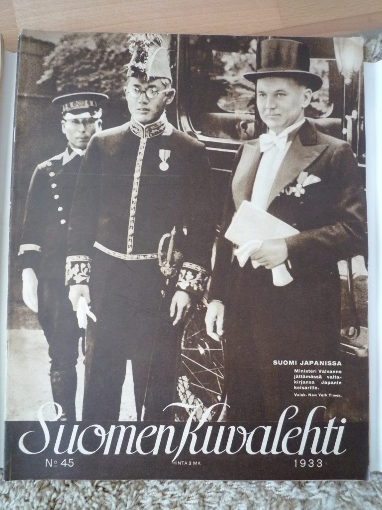 Suomen lähettiläs Valvanne jättämässä valtakirjansa Japanin keisarille vuonna 1933. Suomen Kuvalehti 45/1933.