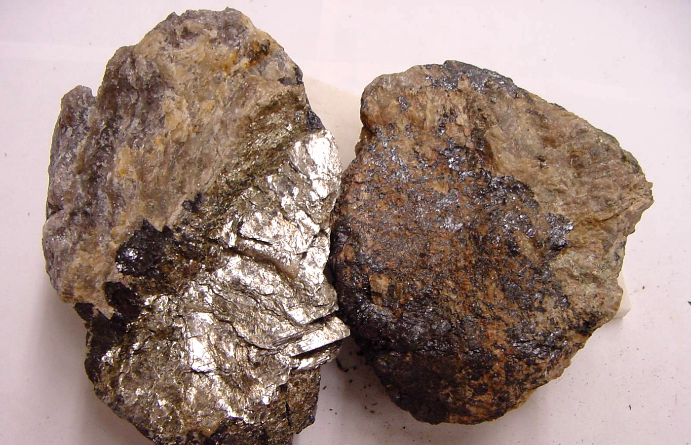 Samarskiitti, pegmatiittinen mineraali, jolle Nils Nordenskiöld antoi vuonna 1852 Tammelan Laurinmäestä ja Someron Rajamäestä löydettyään nimen adelfoliitti. Lähde: Wikimedia Commons.