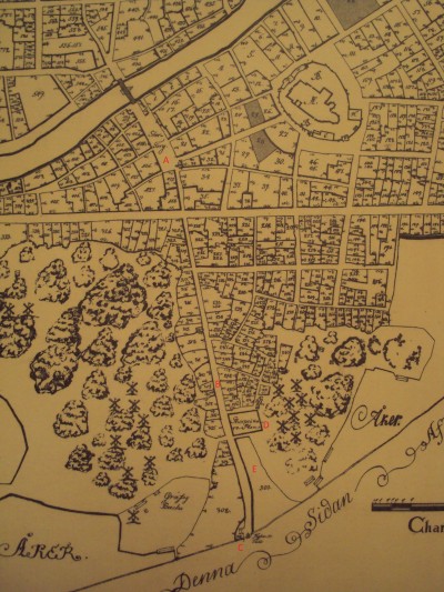 Kartta 2. Suurtorilta (A), jossa Turun pyövelit suorittivat mestaukset, johti Karjakatu (B) Uudenmaantulliin (C). Kerttulinmäen reunalla sijaitsi Skarprättareplan eli hirsipuu Kerttulin hautausmaalla (D). Uudenmaan tulliin päättyvä tontti numero 300 on pyövelin virkatalo ja hänen kaalimaansa (E). Turun kaupunginarkisto, Jacob Gadolin kartta1754−56. Karttakopio TMA. Kuva: Veli Pekka Toropainen.